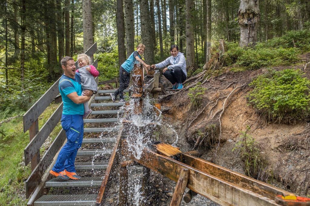 01_Leadsujet_Family_beim_Wasser-Spielen_im_Juppi_Zauberwald©Alpbacher_Bergbahn.jpg