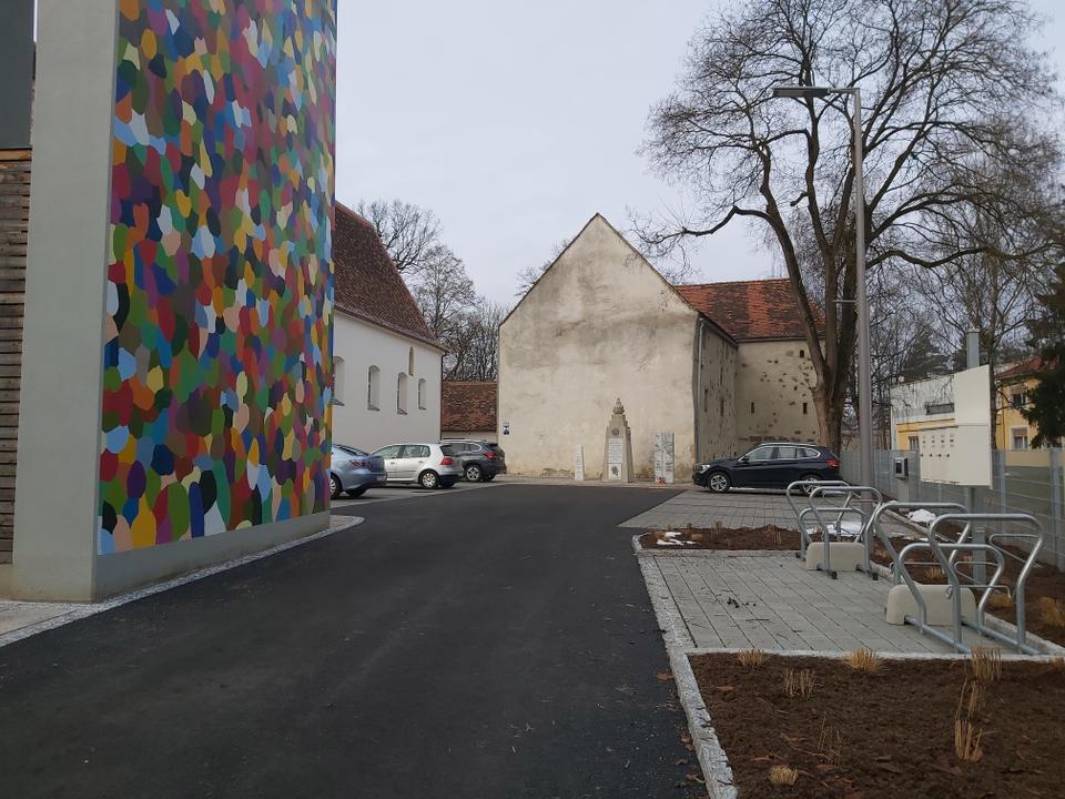 E-Bike Ladestation beim bunten Kirchturm