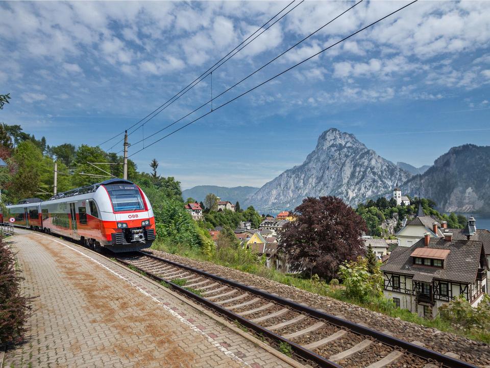 Cityjet bei der Bahnhaltestelle Traunkirchen Ort