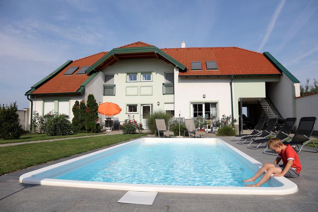 Innenhof mit Pool I