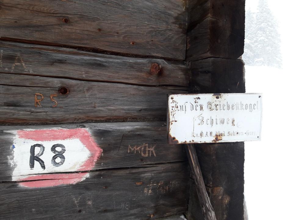 alter Wegweiser auf der Kälberhütte
