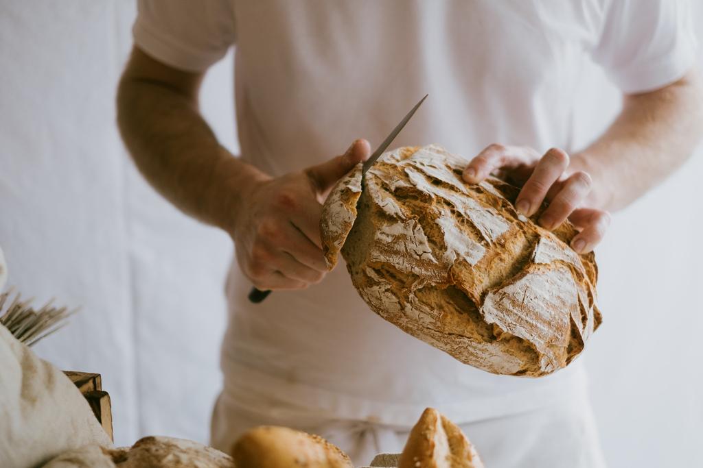 BrotSchneiden_4_SINNVIERTEL Tourismus_Wolfgang Grilz.jpg